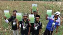 Para petani menunjukkan SK IPHPS yang diberikan Presiden Joko Widodo di Tuban, Jawa Timur, Jumat (9/3). Pada 2018 ini, Program Perhutanan Sosial akan diperluas ke 3 Kabupaten, yaitu Malang, Blitar, dan Bojonegoro. (Liputan6.com/Angga Yuniar)