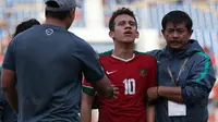 Gelandang Timnas Indonesia U-19, Egy Maulana Vikri, menangis usai dikalahkan Thailand U-19 pada laga Piala AFF U-18 di Stadion Thuwunna, Yangon, Jumat (15/9/2017). Indonesia kalah adu penalti dari Thailand. (Bola.com/Yoppy Renato)