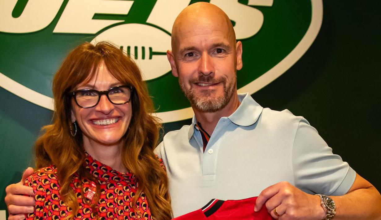 Aktris Hollywood, Julia Roberts (kedua kiri) berfoto bersama dengan pelatih Manchester United, Erik Ten Hag saat skuad MU melakukan tur pramusim di Amerika Serikat, Minggu (23/07/2023) WIB. (Bola.com/Bagaskara Lazuardi)