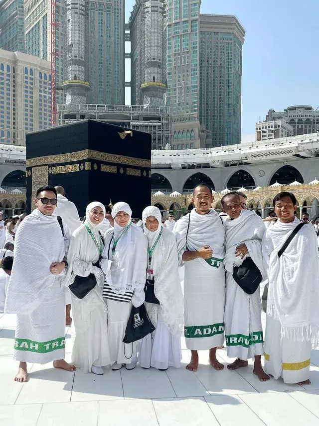 7 Momen Jenita Janet Jalani Umroh Bareng Keluarga, Penampilannya Bikin Pangling