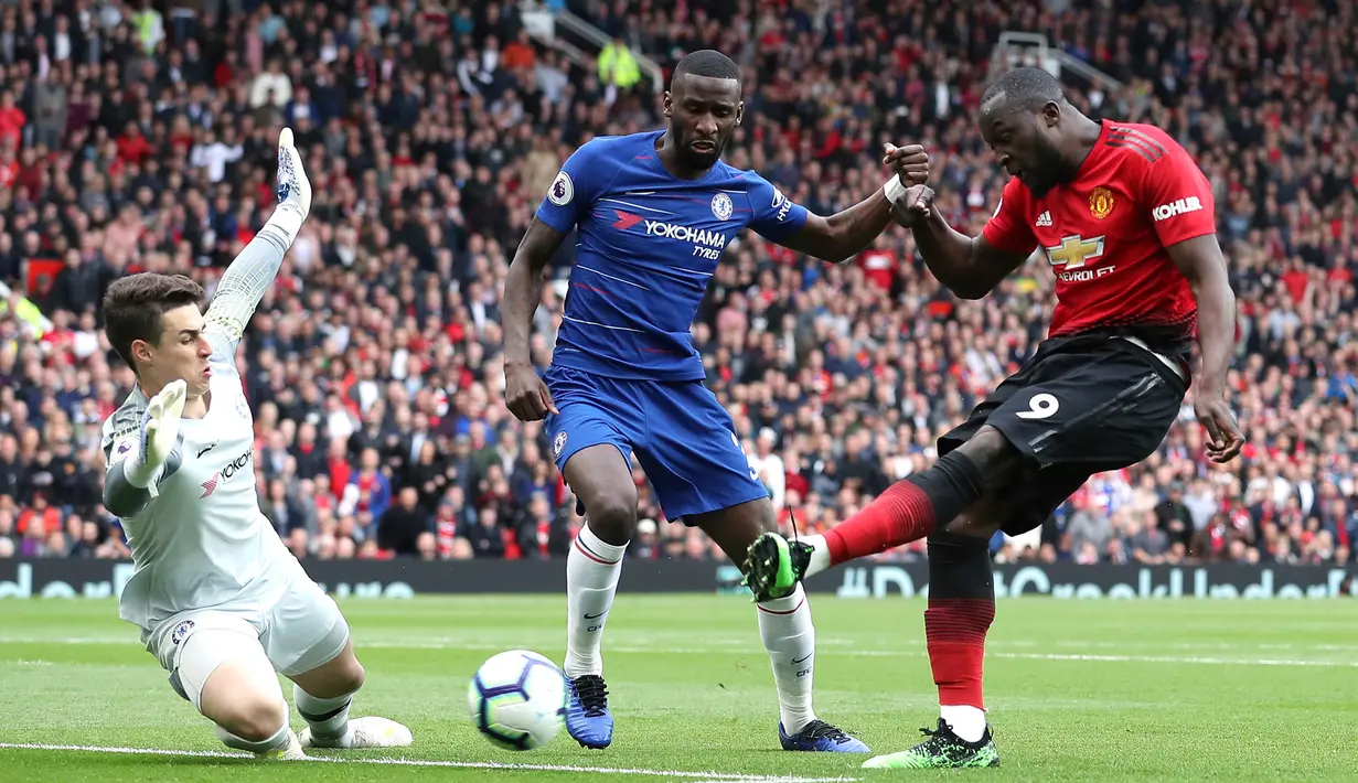 Kiper Chelsea Kepa Arrizabalaga (kiri) menghalau tendangan pemain Manchester United Romelu Lukaku (kanan) saat bertanding dalam lanjutan Liga Inggris 2018-2019 di Old Trafford, Manchester, Inggris, Minggu (28/4/2019). Pertandingan berakhir dengan skor 1-1. (Martin Rickett/PA via AP)