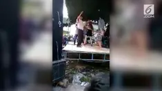 Seorang bapak terjatuh dari panggung karena saking asiknya berjoget bareng biduan. Namun tak disangka, setelah insiden jatuhnya si bapak tersebut, tiba-tiba saja keributan terjadi.