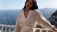 Brand tas pinggang yang dikenakan Kylie Jenner dikenal dengan produk-produk tas mini tapi berharga mahal. (dok. Instagram @kyliejenner/https://www.instagram.com/p/B1COjbtHxKu/Dinny Mutiah)