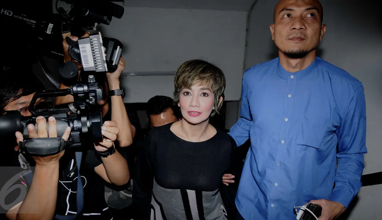 Reza Artamevia menuju ruang pemeriksaan di Ditreskrimum Polda Metro Jaya, Jakarta, Senin (26/9). Reza Artamevia dipanggil untuk dimintai keterangan sebagai saksi atas kasus dugaan asusila yang dilakukan Gatot Brajamusti. (Liputan6.com/Gempur M Surya)