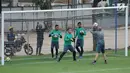 Tiga penjaga gawang Timnas Indonesia saat latihan di Lapangan A Senayan, Jakarta, Jumat (12/1). Ini merupakan latihan perdana Timnas Indonesia jelang menjamu Islandia di Stadion GBK, Minggu (14/1). (Liputan6.com/Helmi Fithriansyah)