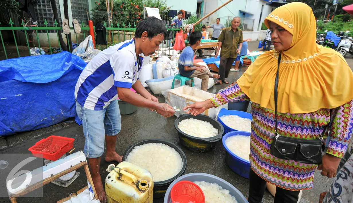 Seorang pedagang saat melayani pembeli kolang-kaling di Pasar Induk, Kramat Jati, Senin (13/6). Memasuki bulan Ramadan permintaan kolang-kaling untuk campuran minuman buah berbuka puasa meningkat dibandingkan hari biasa. (Liputan6.com/Yoppy Renato)