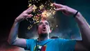 Seorang pendukung Napoli merayakan gol saat menyaksikan pertandingan sepak bola Serie A Italia antara Napoli dan Cagliari melalui layar lebar di Piazza del Plebiscito, Naples, pada 23 Mei 2025. (Alberto PIZZOLI/AFP)