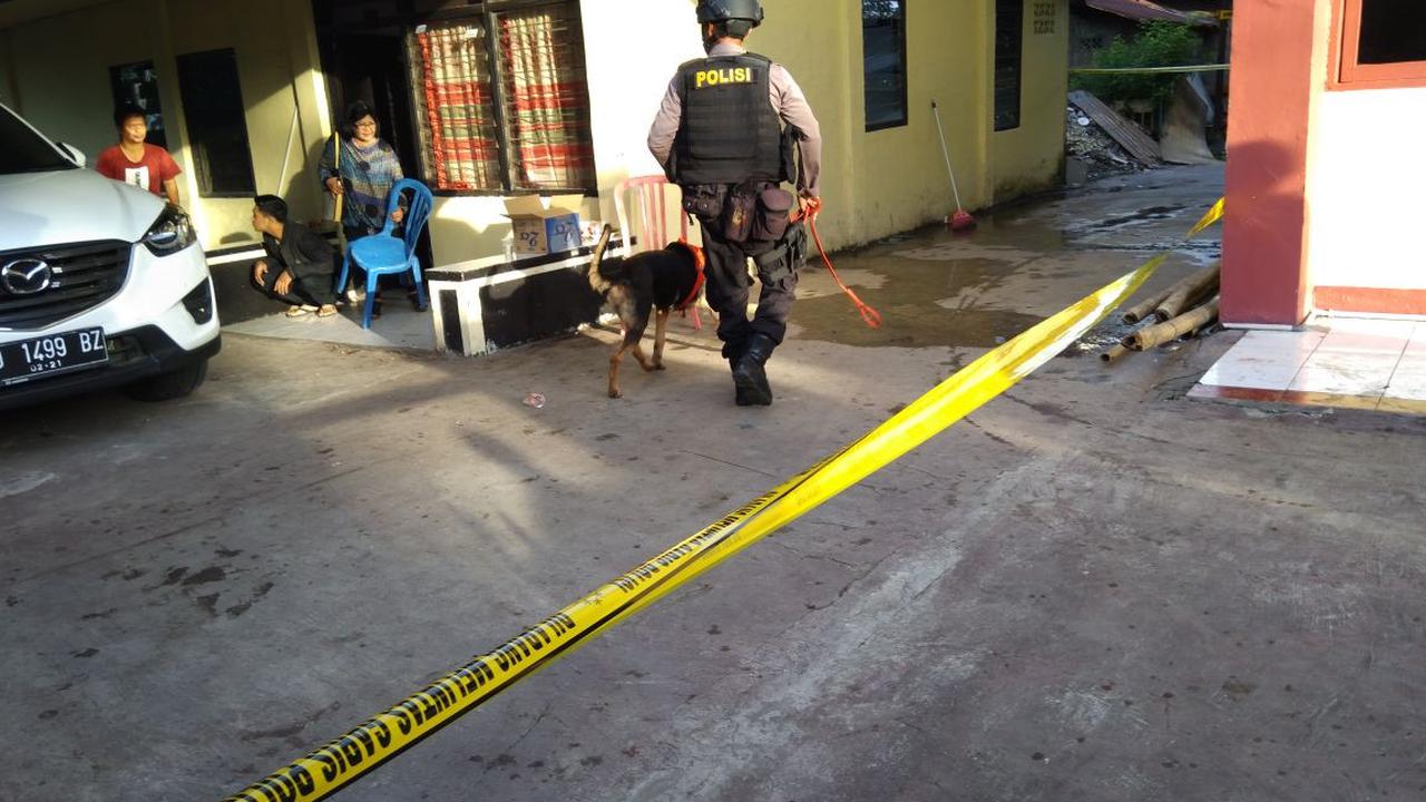 Anjing pelacak digunakan dalam olah TKP kasus pelemparan bom molotov ke Mapolsek Bantoala. (Liputan6.com/Eka Hakim)