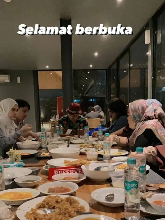 6 Momen Zikri Daulay Buka Puasa Bareng Mantan Istri, Tetap Jalin Silaturahmi