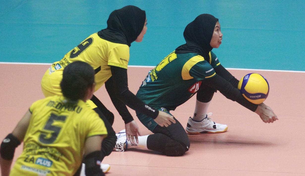 Pevoli putri Gresik Petrokimia Pupuk Indonesia berusaha mengembalikan bola dari pemain Jakarta Pertamina Fastron pada pertandingan lanjutan seri pertama putaran kedua Proliga 2023 yang berlangsung di GOR Tridharma Gresik, Minggu (5/2/2023). (Dok. Proliga)