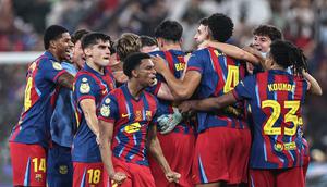 Para pemain Barcelona melakukan selebrasi merayakan sukses meraih gelar Piala Super Spanyol seusai menaklukkan Real Madrid, Senin (12/1/2026) dini hari WIB. (Fadel SENNA / AFP)