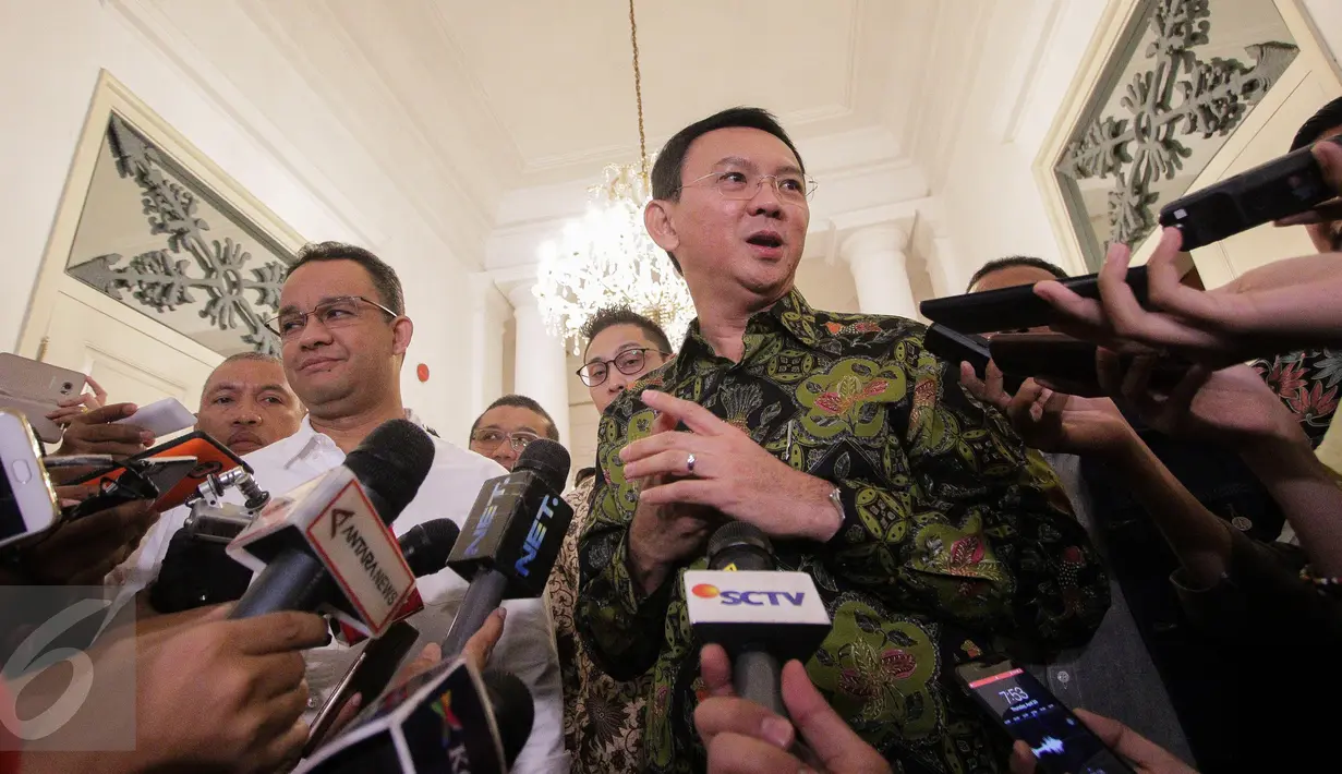 Gubernur DKI Basuki T Purnama atau Ahok dan Cagub DKI, Anies Baswedan melakukan jumpa pers di Balai Kota DKI Jakarta, Kamis (20/4). Keduanya melakukan pertemuan tertutup di ruangan Ahok yang ada di Balai Kota. (Liputan6.com/Faizal Fanani)