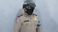 Personel Polda Riau tengah menguji helm robocop N901 yang mampu membaca suhu tubuh sebagai antipasi penyebaran Covid-19. (Liputan6.com/M Syukur)