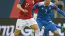 Pemain Islandia, Johann Berg Gudmundsson (kanan) menutup pergerakan pemain Norwegia, Martin Linnes pada laga uji coba di Reykjavik, Islandia, (2/6/2018). Islandia kalah dari Norwegia 2-3. (AFP/Haraldur Gudjonsson)