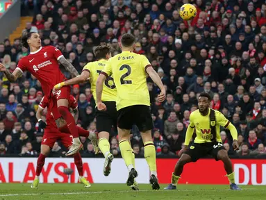 Pemain Liverpool, Darwin Nunez (kiri) mencetak gol kemenangan timnya melalui sundulannya pada laga lanjutan Liga Inggris 2023/2024 melawan Burnley di Anfield, Liverpool, Inggris, Sabtu (10/02/2024). (AFP/Ian Hodgson)