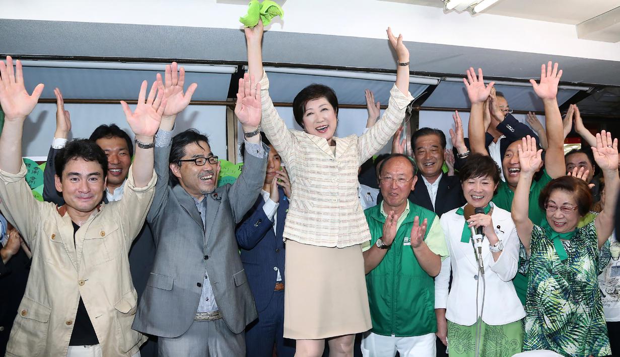 Mantan Menteri Pertahanan Jepang, Yuriko Koike (tengah) dan pendukung merayakan kemenangannya sebagai Gubernur Tokyo, Jepang, Minggu (31/7). Yuriko terpilih menjadi wanita pertama yang memimpin ibukota Jepang. (AFP PHOTO / Jiji Press)