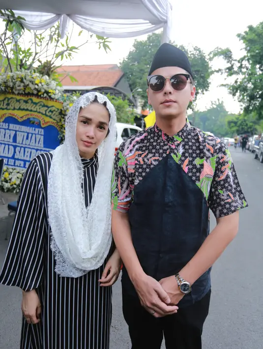 Menurut Ussy, ia melihat sahabatnya tersebut sosok perempuan yang tabah. Tidak pernah mengeluh tentang penyakit suaminya. Meski Ussy sendiri tahu bahwa suami Ririn sering keluar masuk rumah sakit. (Adrian Putra/Bintang.com)