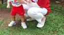 Lesti Kejora, sudah mengajari putranya untuk cinta Tanah Air. Pada HUT RI ke-77, ia pun sudah mengenakan kostum merah putih pada Baby L. (Foto: Instagram/@lestykejora)