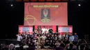 Ketua Umum PSSI, Erick Thohir, Ketua Steering Committee (SC) Piala Presiden 2025, Maruarar Sirait, Programming Director SCM, Harsiwi Achmad serta seluruh panitia Piala Presiden 2025 berfoto bersama dalam acara Malam Penutupan Piala Presiden 2025 di Studio 8 SCTV Tower, Senayan City, Minggu (12/04/2026) malam WIB. (Bola.com/Bagaskara Lazuardi)