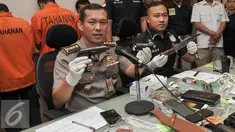 Kabid Humas Polda Metro Jaya Kombes Awi Setiyono menunjukan barang bukti senjata api yang digunakan pelaku perampokan, Jakarta, Kamis (8/9). Polda Metro gelar rilis barang bukti perampokan di Pondok Indah. (Liputan6.com/Yoppy Renato)