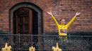 Pembalap tim Jumbo-Visma, Jonas Vingegaard menyapa para penggemar dari atas Balai Kota Kopenhagen, Denmark pada 27 Juli 2022, beberapa hari setelah menjuarai balapan sepeda Tour de France 2022 di Paris. (AFP/Ritzau Scanpix/Emil Helms)