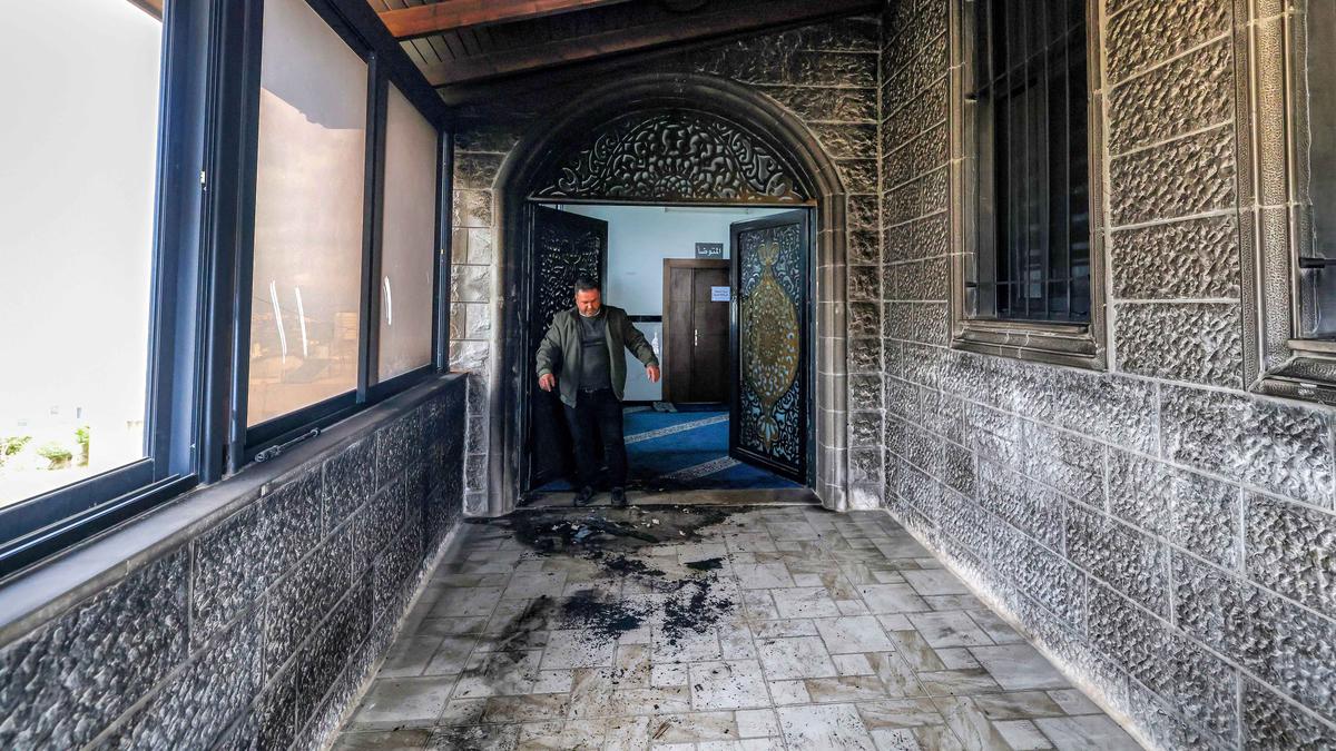 Ramadan, Pemukim Israel Bakar dan Coret Masjid di Tepi Barat Palestina