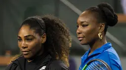 Venus Williams (kanan) berfoto bersama lawan sekaligus adiknya Serena Williams sebelum pertandingan turnamen BNP Paribas Open di Indian Wells Tennis Garden, California (12/3). (AP Photo/Crystal Chatham)