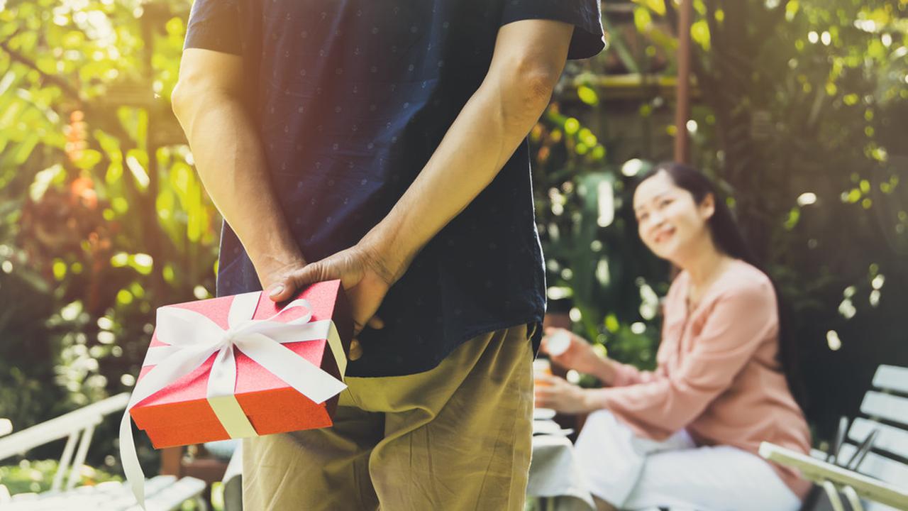 Ilustrasi kasih hadiah ke pasangan