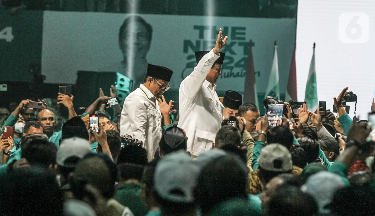 Ketua Umum Partai Gerindra Prabowo Subianto bersama Ketua Umum PKB Muhaimin Iskandar saat menyapa para kader PKB dalam acara PKB Road To Election 2024 di Tennis Indoor Senayan, Jakarta, Minggu (30/10/2022). Acara itu dihadiri oleh para kader Partai Kebangkitan Bangsa (PKB) dari seluruh wilayah di Indonesia. (merdeka.com/Iqbal S Nugroho)