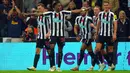Pemain Newcastle United Joe Willock (depan kiri) melakukan selebrasi usai mencetak gol ke gawang Chelsea pada pertandingan Liga Inggris di St. James' Park, Newcastle, Inggris, 12 November 2022. Newcastle United mengalahkan Chelsea dengan skor 1-0. (Owen Humphreys/PA via AP)