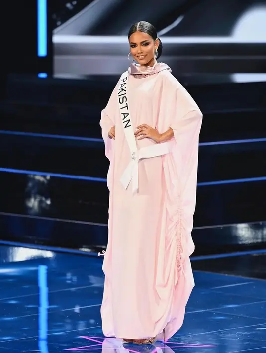 Erica Robin, di final Miss Universe 2023, justru memilih berjalan dengan kaftan selama babak 20 finalis pada sesi pakaian renang. [@ericarobin_official]