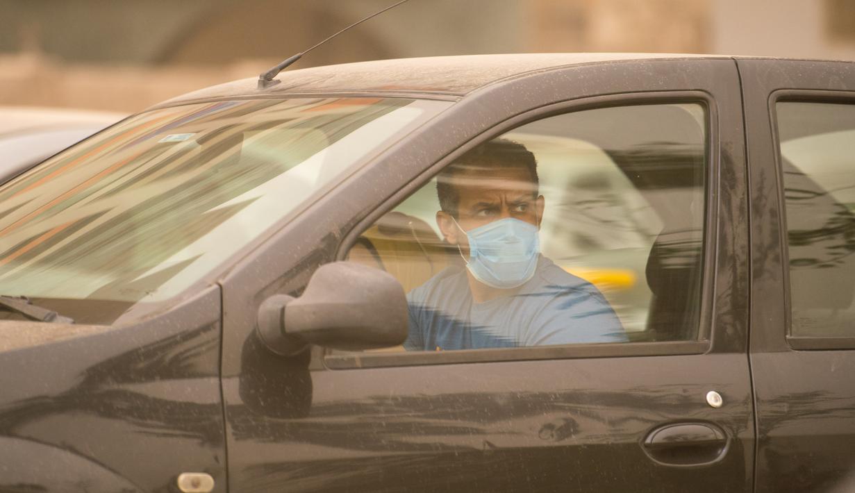 Seorang pengendara mobil yang mengenakan masker terlihat di sebuah jalan di Kairo, Mesir, pada 5 April 2020. Mesir pada Sabtu (4/4) melaporkan lima kematian baru akibat infeksi COVID-19, menjadikan total kasus kematian di negara tersebut mencapai 71. (Xinhua/Wu Huiwo)