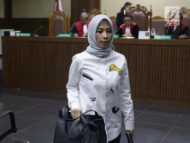 Terdakwa dugaan suap terhadap anggota DPR Bowo Sidik Pangarso yang juga Marketing Manager PT HTK, Asty Winasti saat sidang pembacaan putusan di Pengadilan Tipikor, Jakarta, Rabu (21/8/2019). Asty divonis bersalah dan dihukum 1,5 tahun penjara, denda Rp50 juta. (Liputan6.com/Helmi Fithriansyah)