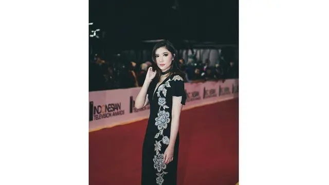 Biasa Natural, Ini 6 Penampilan Isyana Sarasvati dengan Makeup Tebal