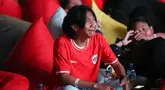 Fajar Sadboy menangis saat nobar laga Timnas Indonesia vs China di Kompleks Stadion Utama Gelora Bung Karno (SUGBK), Senayan, Jakarta, Selasa (15/10/2024) malam WIB. (Bola.com/Abdul Aziz)