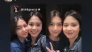 Ia juga tampak berpotret bersama Gracia JKT48. Keduanya tampil cantik saat dengan kaus dari film Ancika 1995. Foto: Instagram.