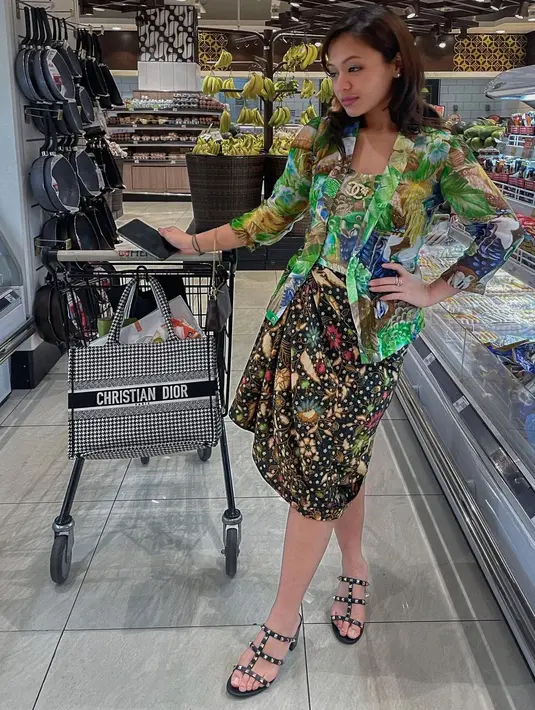 Amel Carla juga kenakan kebaya kutubaru untuk belanja di supermarket. Dipadukan dengan rok lilit pendek dan sandal heels. [@amelcarla]