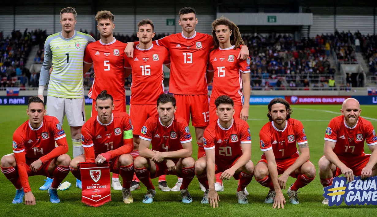 Kali ini Timnas Wales menunjukkan pose asimetris antara barisan depan dan barisan belakangnya ketika Kualifikasi Euro 2020 melawan Timnas Slovakia. Barisan belakangnya terkesan terlalu ke kiri dan membuat ruang kosong yang cukup lebar pada bagian kanannya. (Foto: AFP/Vladimir Simicek)