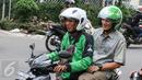 Balon Gubernur DKI Jakarta Sandiaga Uno (belakang) menaiki ojek Gojek untuk menuju kantor Gojek, Jakarta, (1/3). Sandiaga Uno memuji terobosan cerdas Nadiem Makarim menciptakan lapangan kerja dan solusi kemacetan Jakarta. (Liputan6.com/Yoppy Renato)