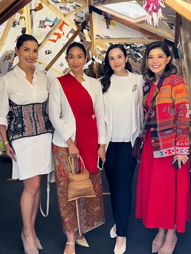 Chelsea Islan, Happy Salma, dan Nadia Mulya saat Bertemu Paus Fransiskus di Jakarta. [@chelseaislan]