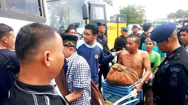 Polisi mengawal pemindahan narapidana di Rutan Siak ke sejumlah Lapas di Riau.