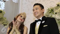 Pasangan Gilang Dirga dan Adiezty Fersa menjawab pertanyaan saat jumpa pers pernikahan mereka di Kelapa Gading, Jakarta, Minggu (18/9).  Sebelumnya, Gilang melamar Adiezty di Hari Kemerdekaan Indonesia, pada 17 Agustus 2016. (Liputan6.com/Herman Zakharia)