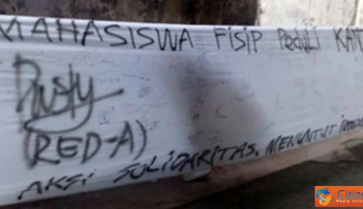 Citizen6,Surabaya: Mahasiswa FISIP UNAIR mengadakan aksi tanda tangan besar-besaran di selembar kain putih sepanjang 10 meter. karena kantin yang terbakar pada (2/2) lalu. (Pengirim: Ratih, Kelompok 8)