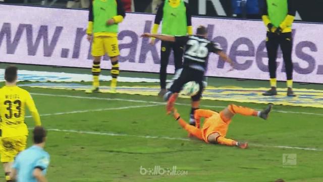 Berita video penyelamatan luar biasa kiper Augsburg, Marwin Hitz, dalam daftar yang terbaik pada pekan ke-23 Bundesliga 2017-2018. This video presented by BallBall.