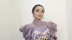 Sebagai penyanyi dangdut, Tasya Rosmala dituntut untuk tampil memesona di tiap kesempatan. Tasya kerap menggunakan gaun dengan beragam warna, gaya, dan aksen. (Liputan6.com/IG/@tasya_ratu_gopo).