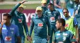 Pelatih kepala Tim Nasional (Timnas) Brasil asal Italia, Carlo Ancelotti (tengah), tersenyum di samping penyerang Raphinha (kanan) selama sesi latihan sebagai bagian dari persiapan menghadapi pertandingan sepak bola Piala Dunia 2026 melawan Maroko di Fasilitas Latihan Columbia Park, Morristown, New Jersey, pada 9 Juni 2026. (MAURO PIMENTEL/AFP)