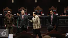 Pakar hukum Tata Negara Profesor Yusril Ihza Mahendra (kanan) dan Profesor Natabaya (kedua kanan) usai diambil sumpah pada sidang ke-4 di Mahkamah Konstitusi, Jakarta, Selasa (14/6). (Liputan6.com/Faizal Fanani)