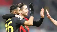 Pemain Manchester City Riyad Mahrez (kiri) merayakan dengan Jack Grealish setelah mencetak gol ke gawang RB Leipzig pada pertandingan sepak bola leg pertama babak 16 Liga Champions di Leipzig, Jerman, 22 Februari 2023. Pertandingan berakhir imbang 1-1. (AP Photo/Andreas Gora)