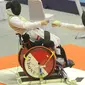 Atlet anggar kursi roda Indonesia Saidah Akhmad beradu jurus dengan Jirasinwanich (Thailand) pada babak perempat final Beregu Senior Putra Asian Para Games 2018 di Cibubur, Jakarta, Senin (8/10). Indonesia gagal ke semifinal. (Merdeka.com/Arie Basuki)