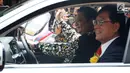 CEO Mitsubishi Motors Osamu Masuko bersama Menteri Perindustrian Airlangga Hartarto melakukan Test Drive saat penyerahan 10 mobil listrik kepada pemerintah Indonesia di Jakarta, Senin (26/2). (Liputan6.com/JohanTallo)